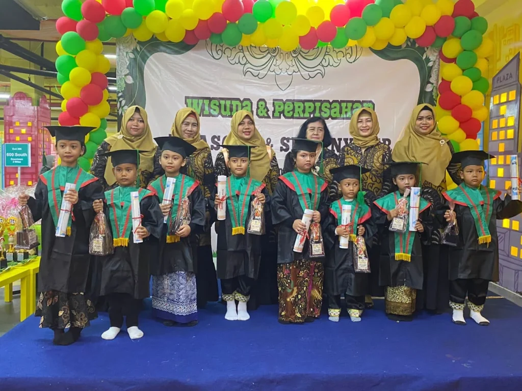 Foto Bersama dalam Kegiatan Wisuda dan Perpisahan