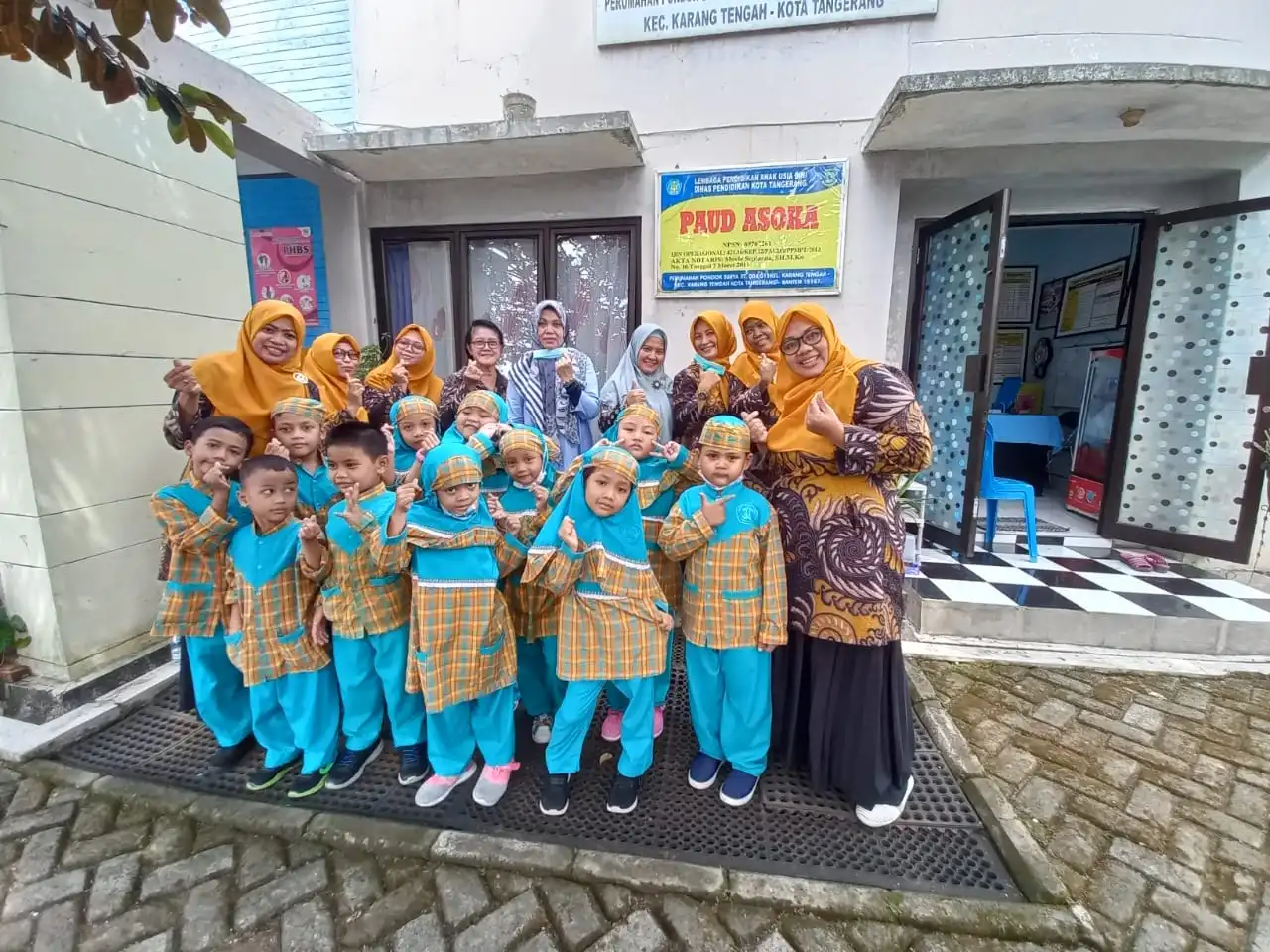 Foto Bersama guru dan siswa PAUD Asoka di halaman sekolah