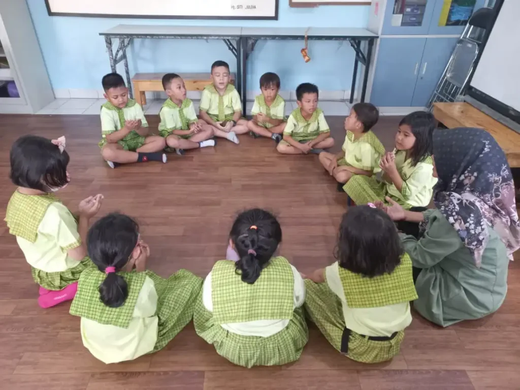 Siswa-siswi PAUD terbaik di Tangerang sedang berdoa bersama sebelum memulai kegiatan belajar.