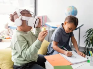 Seorang anak belajar dengan kacamata VR