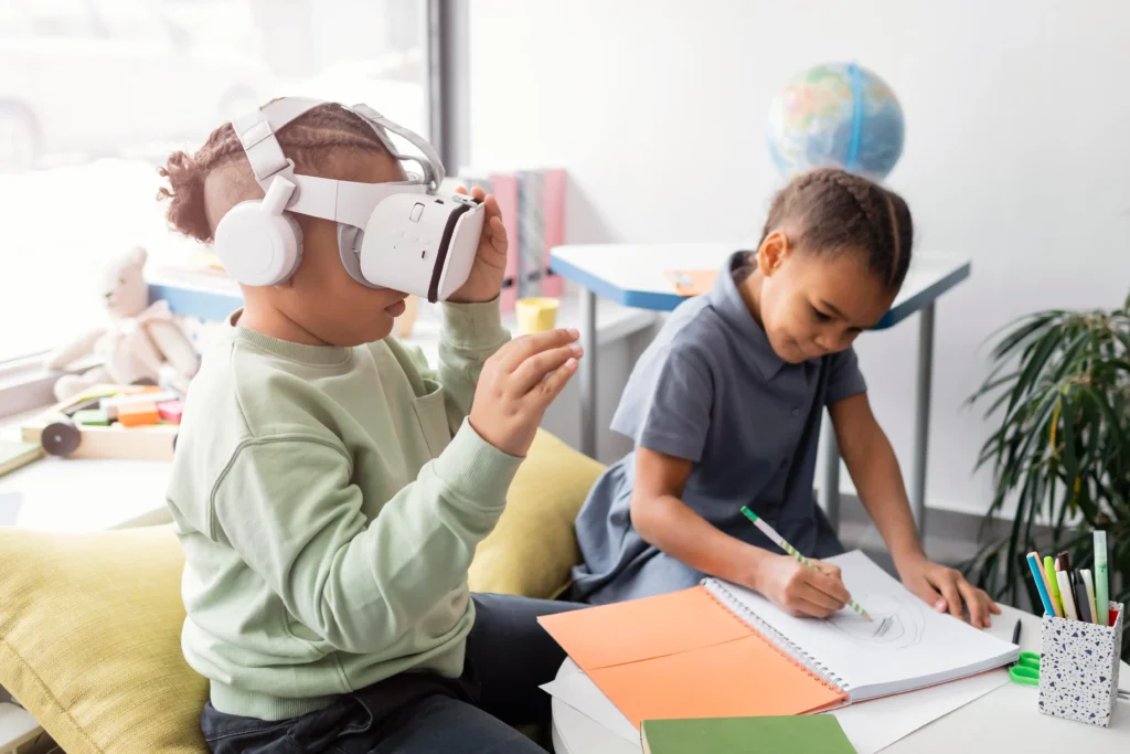 Seorang anak belajar dengan kacamata VR