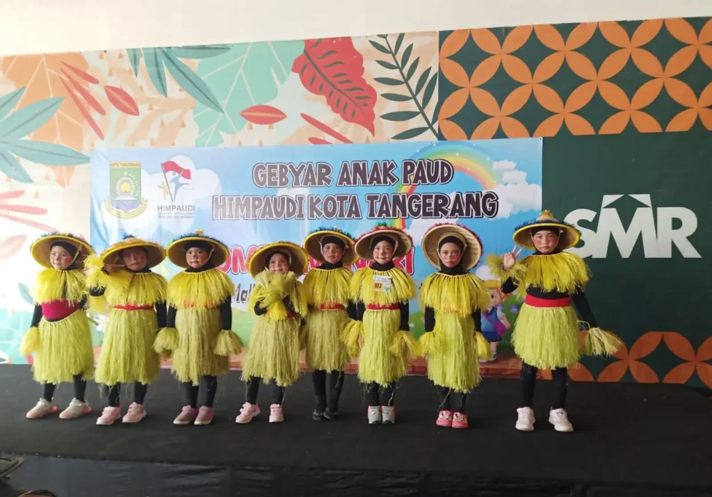 Siswi PAUD Asoka menunjukkan keterampilan menari dalam lomba menari.