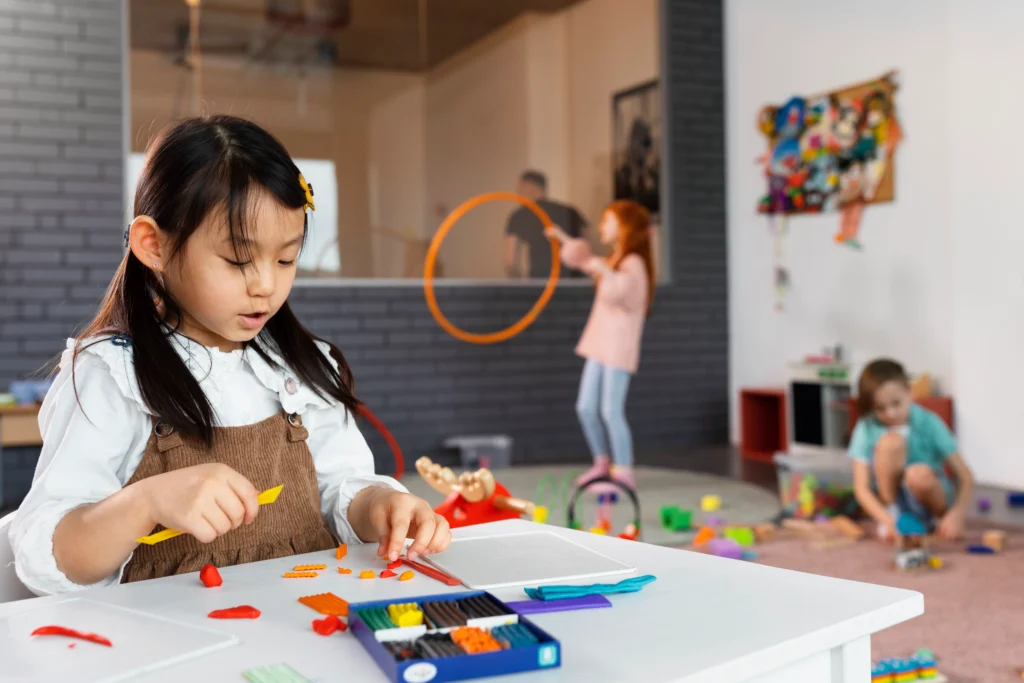 Ilustrasi Metode Montessori: Tiga anak belajar mandiri dengan aktivitas berbeda.