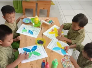 Siswa PAUD Asoka mewarnai, menunjukkan manfaat PAUD dalam mengembangkan kreativitas anak.