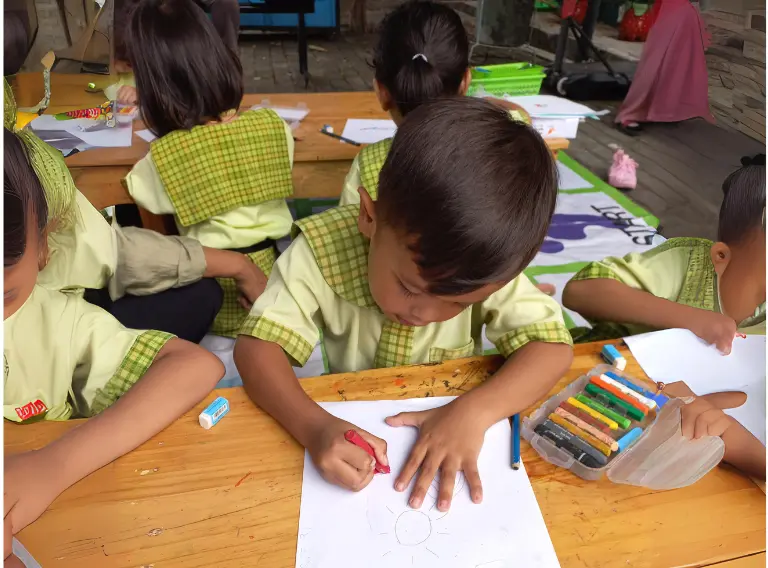 Siswa PAUD Asoka sedang mengasah keterampilan menggambar melalui aktivitas menggambar bebas