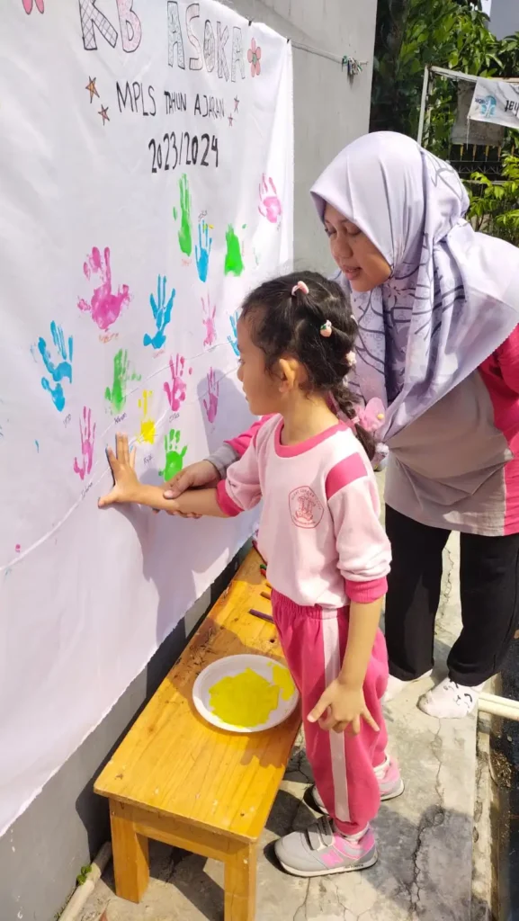 Siswi PAUD Asoka belajar warna melalui kegiatan finger painting