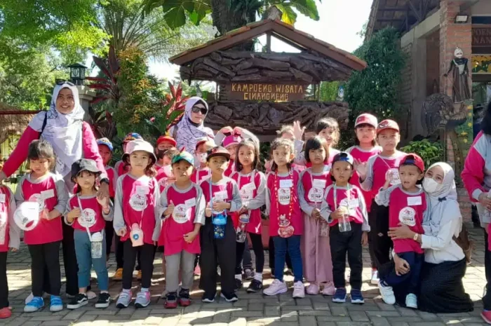 Foto Bersama saat Karyawisata ke Kampung Wisata Cinangneng