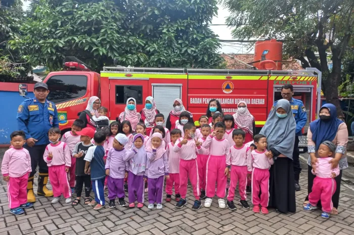 Siswa-siswi PAUD terbaik di Tangerang mengunjungi pemadam kebakaran dalam puncak tema pekerjaan.