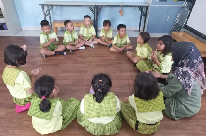 Siswa-siswi PAUD terbaik di Tangerang sedang berdoa bersama sebelum memulai kegiatan belajar.